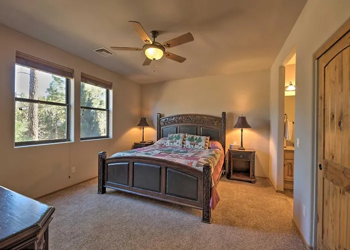 Spacious & Lovely Getaway W/ Deck In Show Low! Holiday home