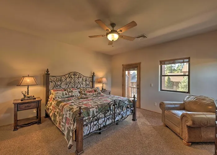 Spacious & Lovely Getaway W/ Deck In Show Low! Holiday home