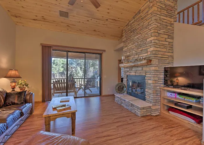 Spacious & Lovely Getaway W/ Deck In Show Low! *
