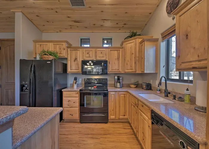 Holiday home Spacious & Lovely Getaway W/ Deck In Show Low! *