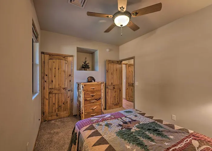 Spacious & Lovely Getaway W/ Deck In Show Low! *