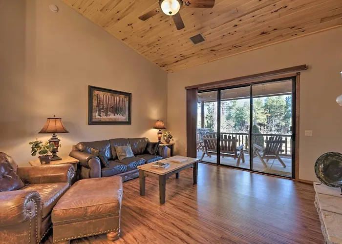 Spacious & Lovely Getaway W/ Deck In Show Low! Holiday home Show Low