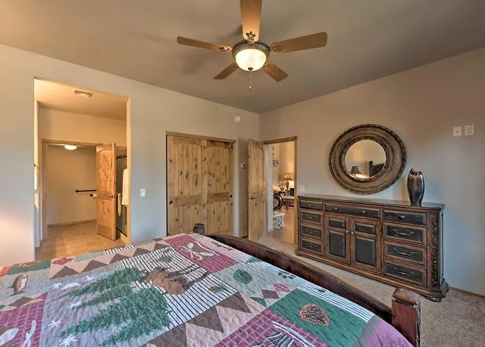 Holiday home Spacious & Lovely Getaway W/ Deck In Show Low!