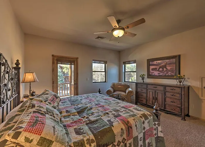 Holiday home Spacious & Lovely Getaway W/ Deck In Show Low!